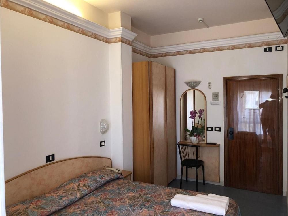 Hotel Augustus ガッテーオ・ア・マーレ エクステリア 写真