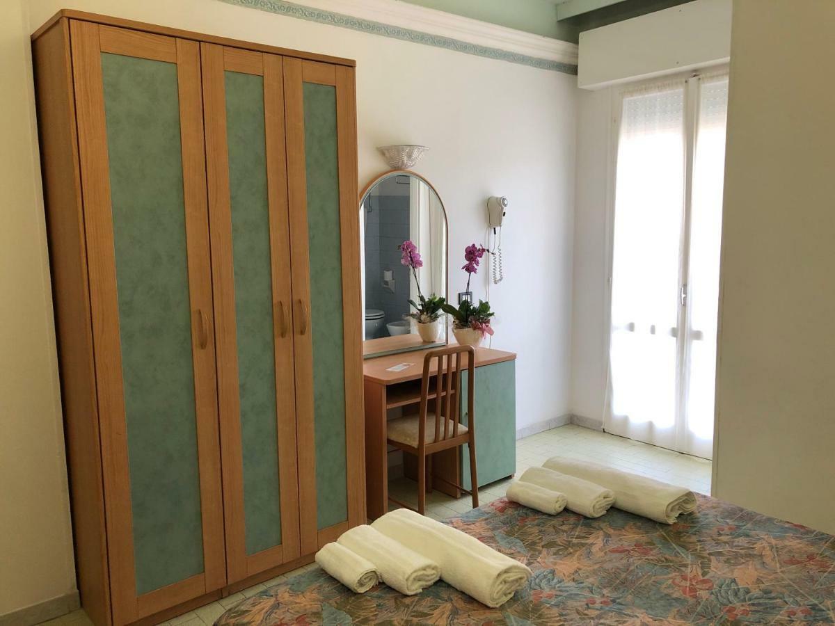 Hotel Augustus ガッテーオ・ア・マーレ エクステリア 写真
