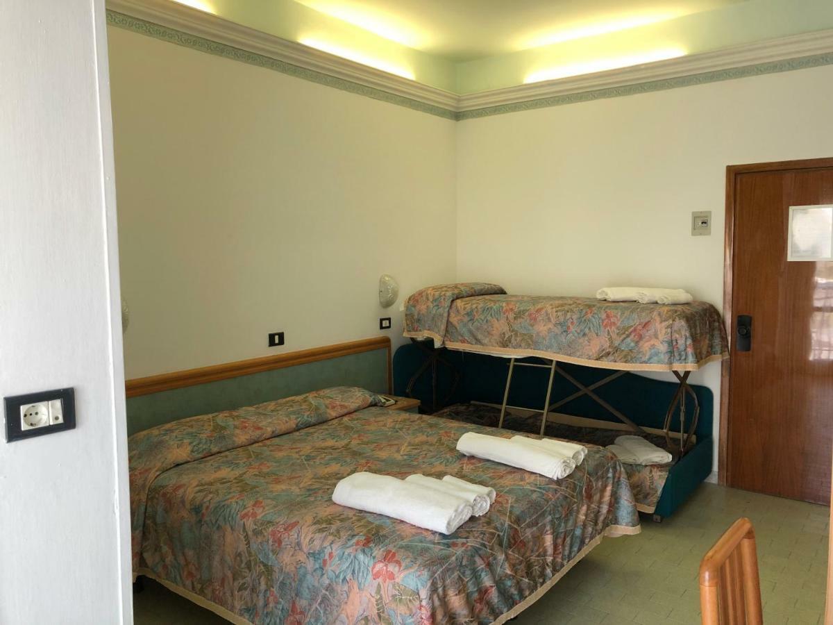Hotel Augustus ガッテーオ・ア・マーレ エクステリア 写真